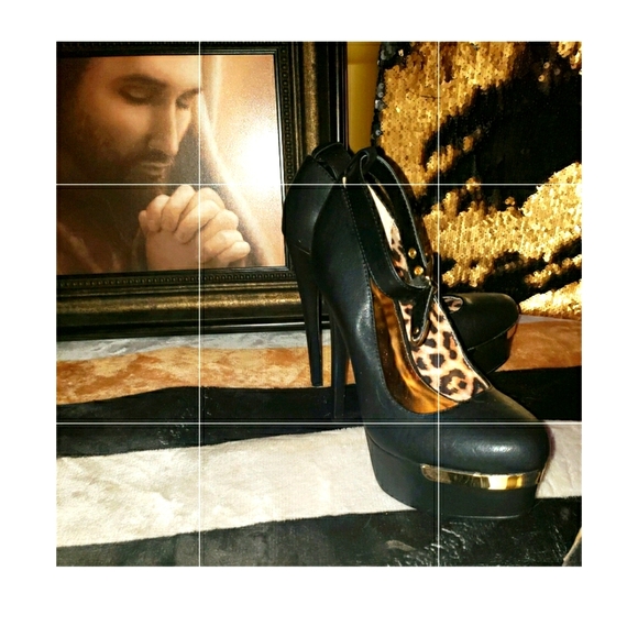 Black + Gold Strappy Black Pump - Picture 1 of 1